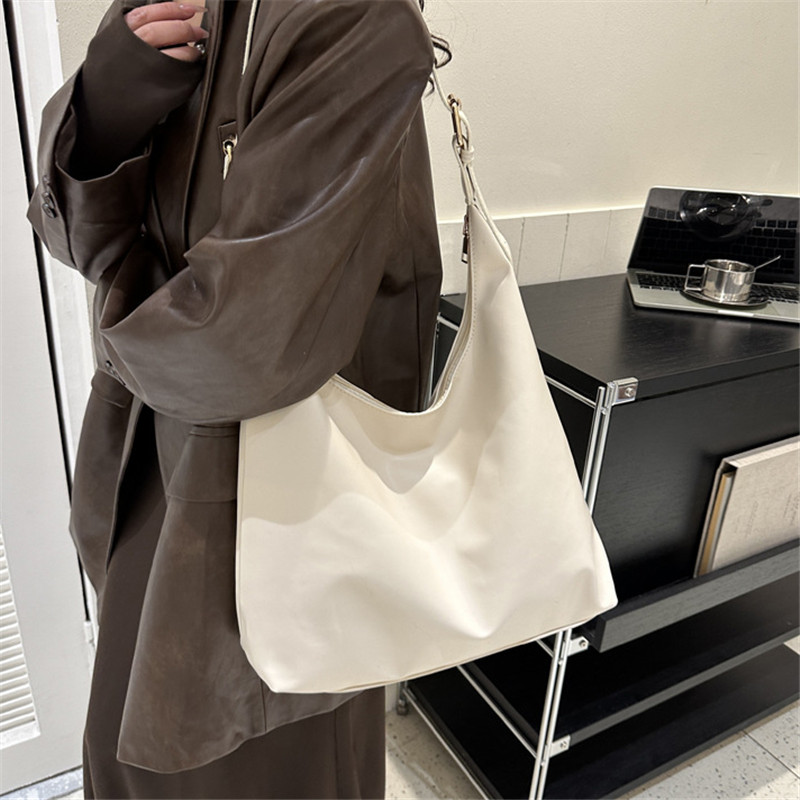Leatherwork Workshop - Sleek Black Leather Shoulder Underarm Bag